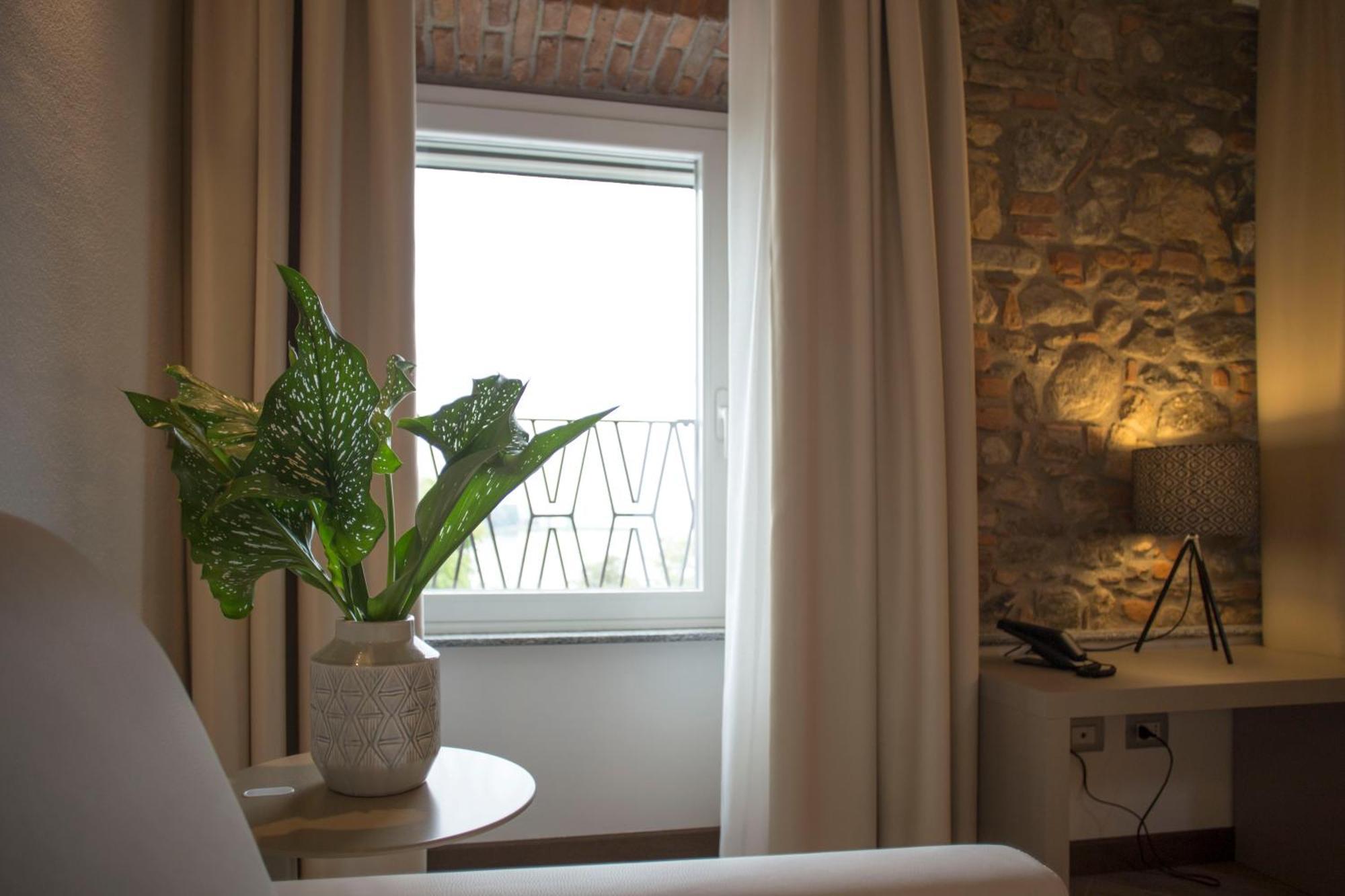 Hotel Ponti Angera Eksteriør billede
