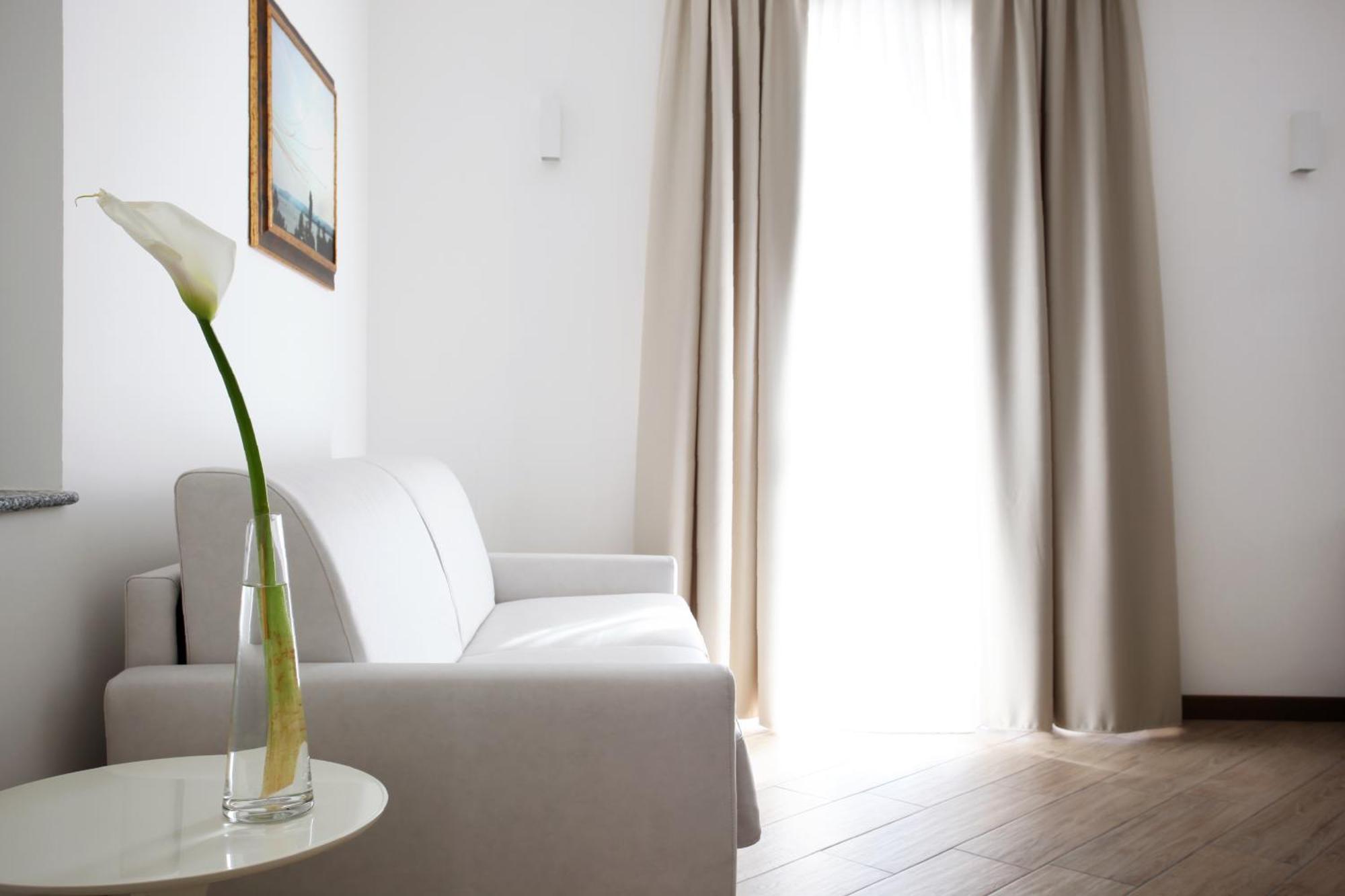 Hotel Ponti Angera Eksteriør billede